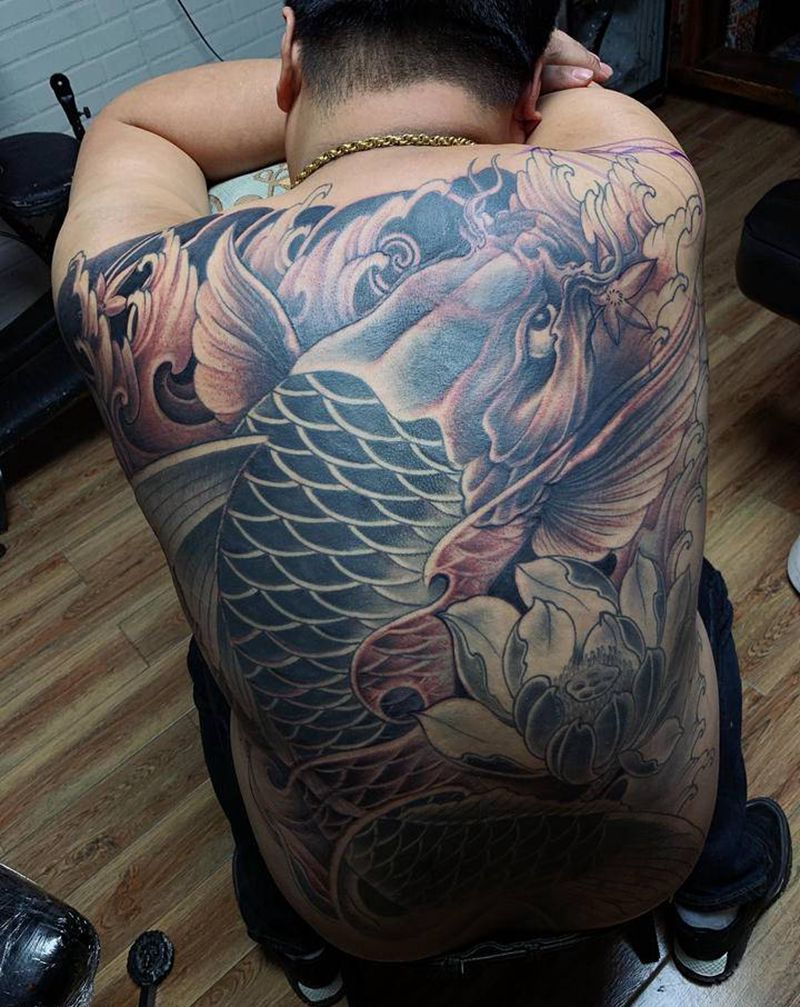 鲤鱼修改纹身图片_背部纹身图案