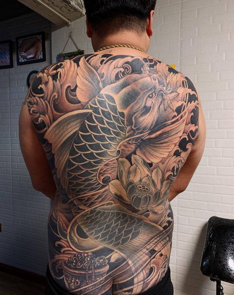 鲤鱼修改前后纹身图片_背部新传统纹身图案