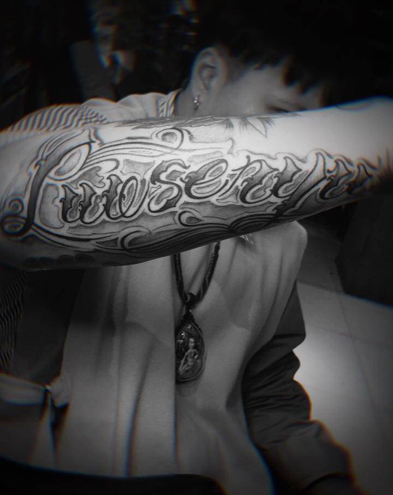 奇卡诺纹身图片_手臂花体字纹身图案