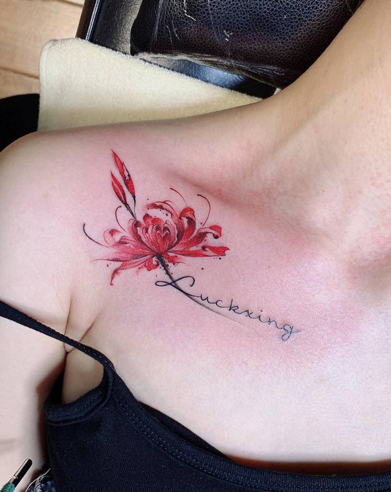 彼岸花纹身图片_胸部水墨花体字纹身图案