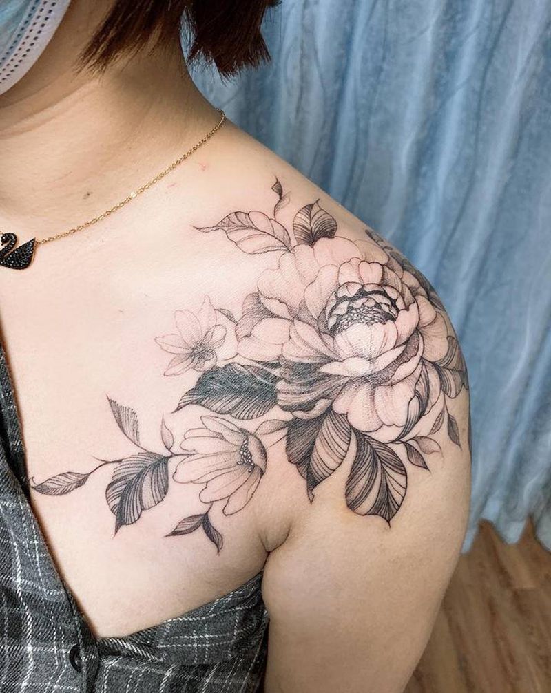 素花遮盖字母纹身图片_胸部点刺纹身图案