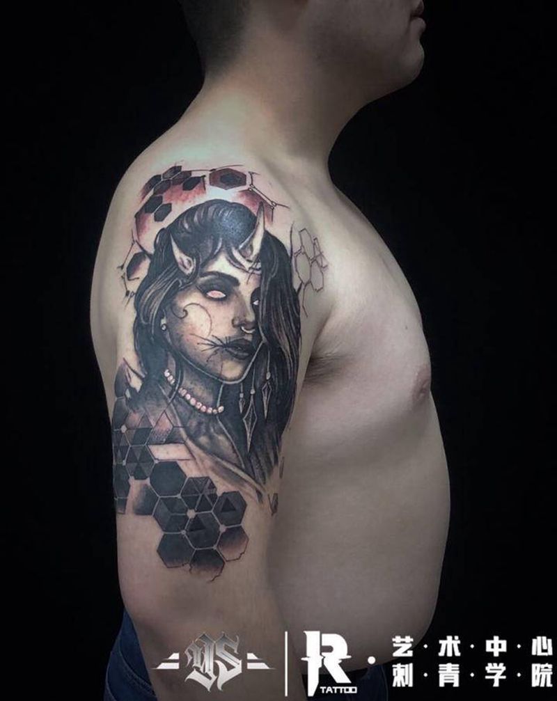 大臂美女纹身图片_手臂纹身图案