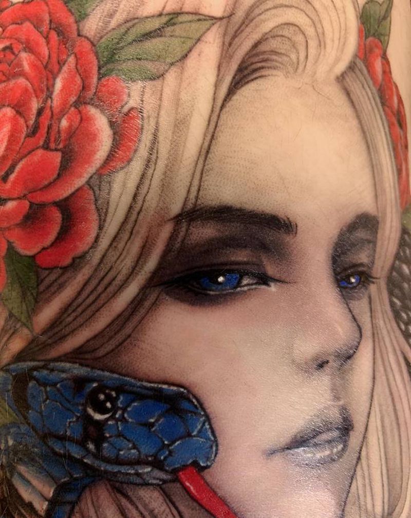 美女蛇字母纹身图片_腿部欧美写实纹身图案