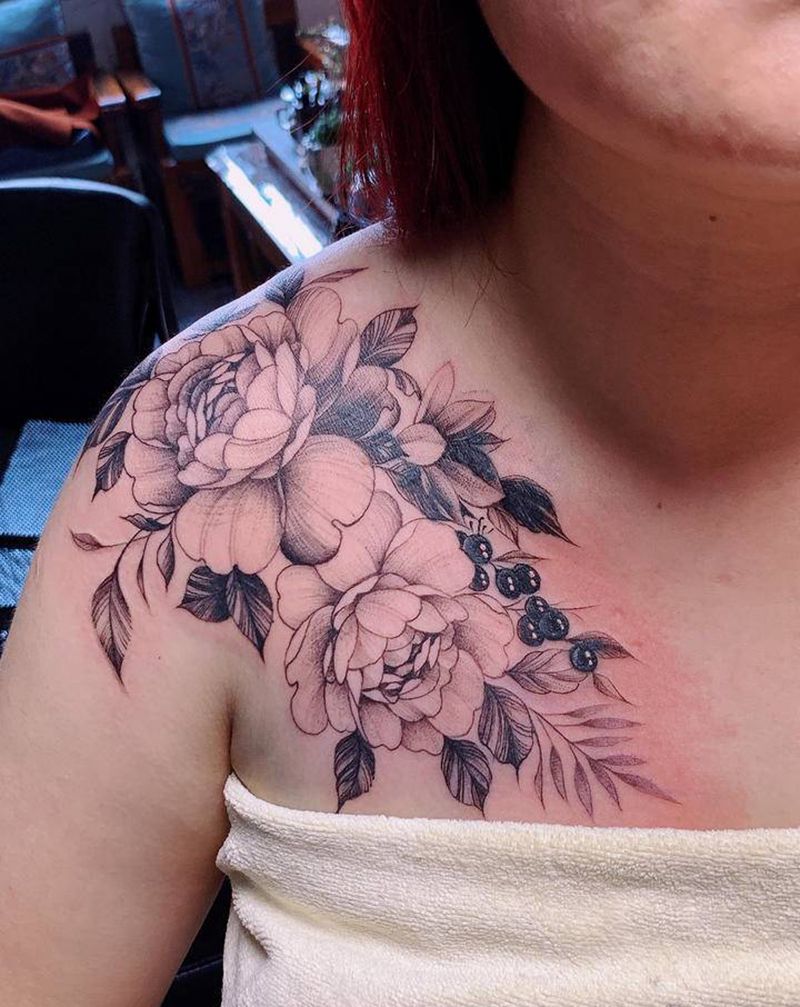 素花遮盖字母纹身图片_胸部点刺几何纹身图案