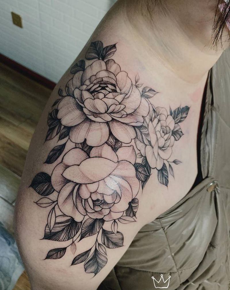 素花遮盖字母纹身图片_胸部点刺纹身图案