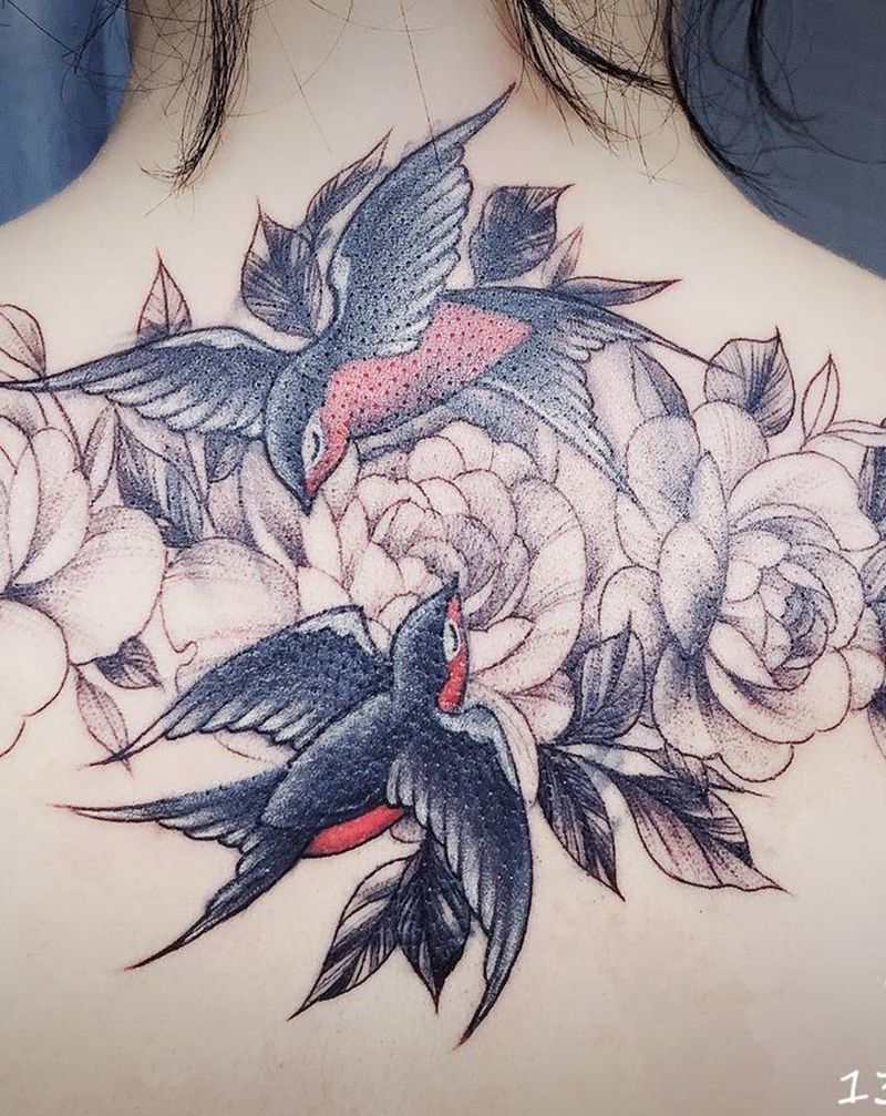 燕子素花纹身图片_背部纹身图案