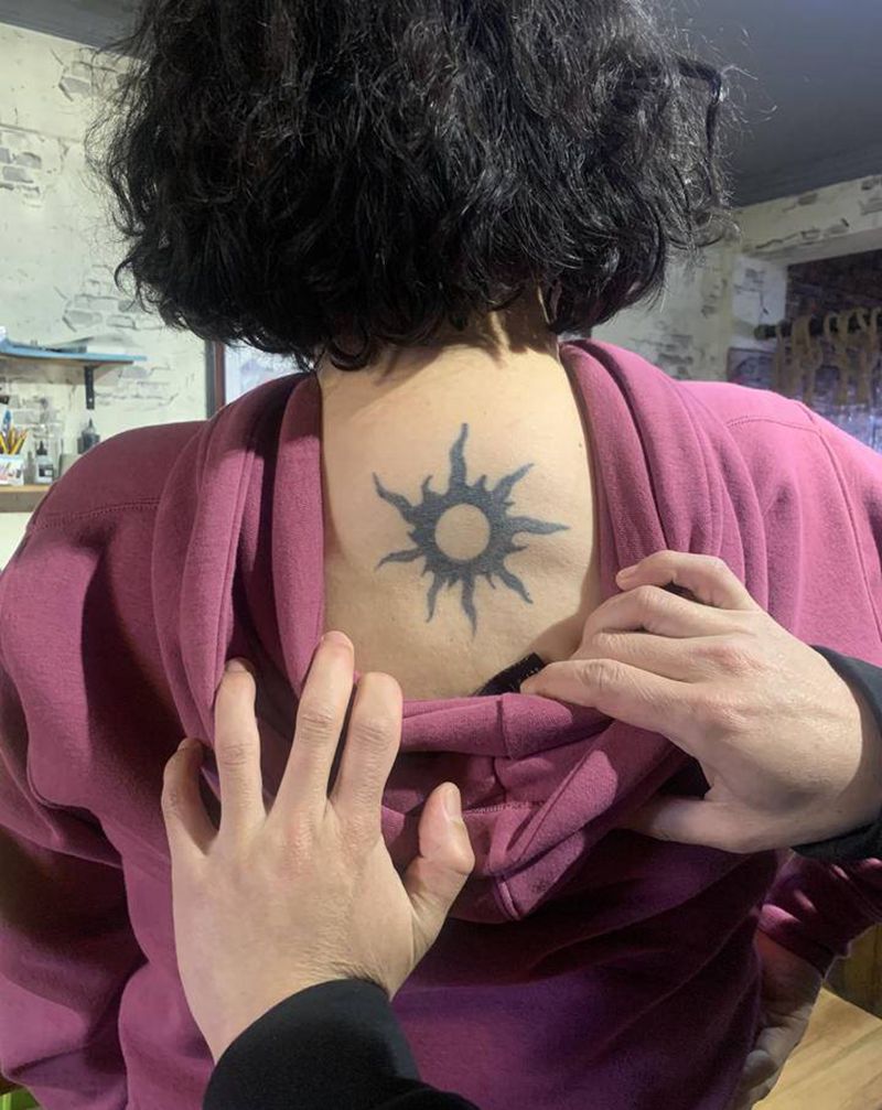 鲤鱼遮盖太阳纹身图片_背部纹身图案