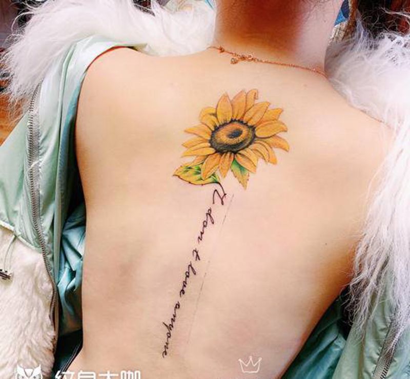 向日葵字母纹身图片_背部欧美写实纹身图案