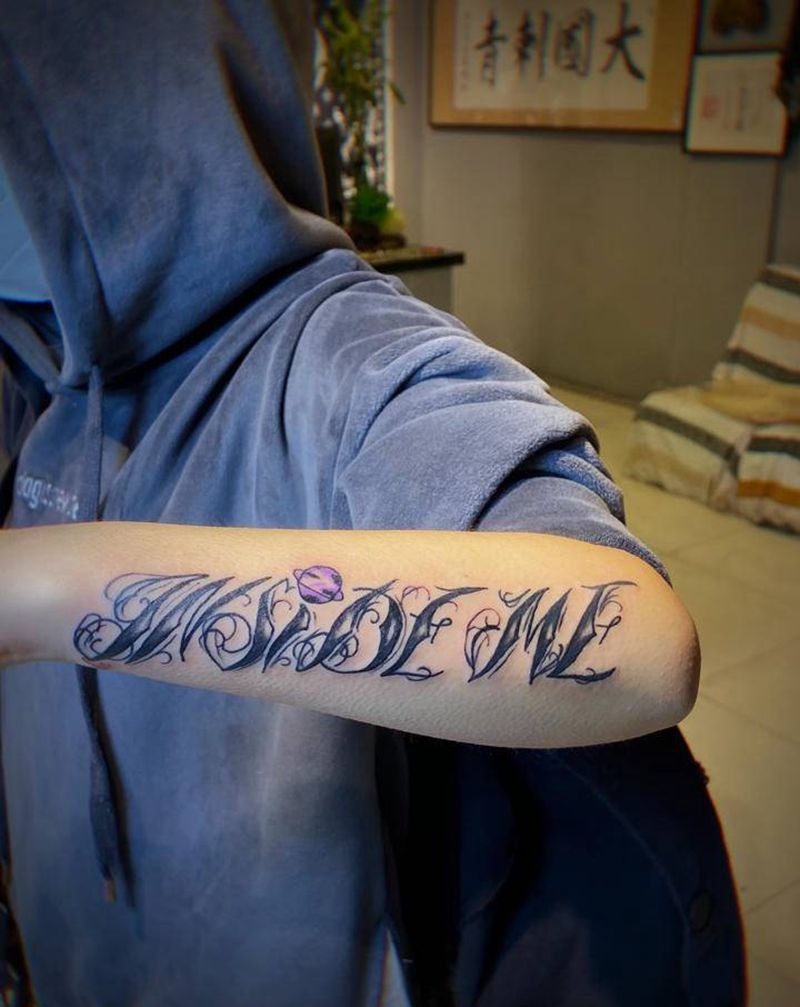 字母纹身图片_手臂花体字纹身图案