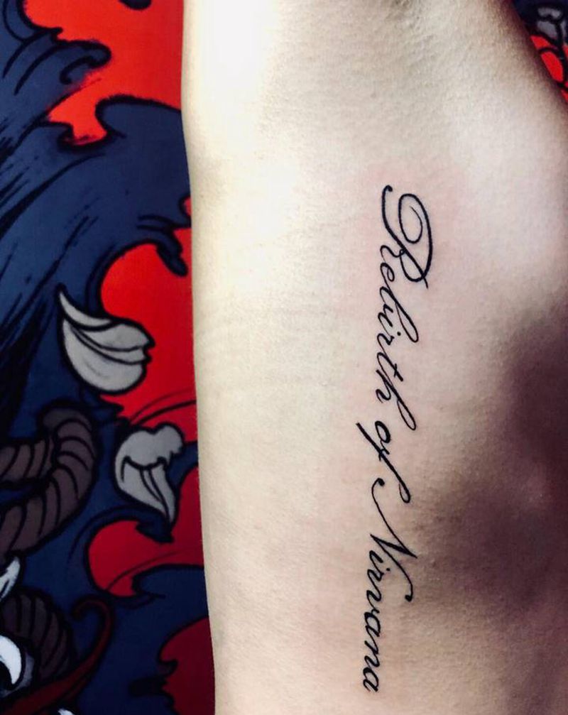 字母纹身图片_腹部纹身图案