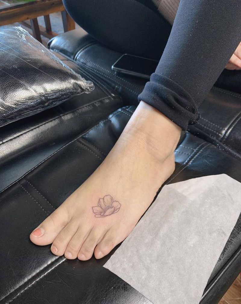 小花纹身图片_脚部点刺纹身图案