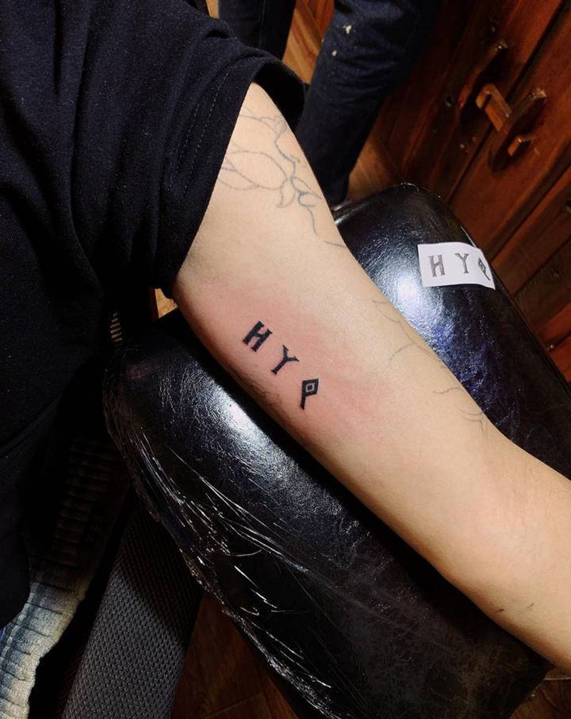 字母纹身图片_手臂花体字纹身图案