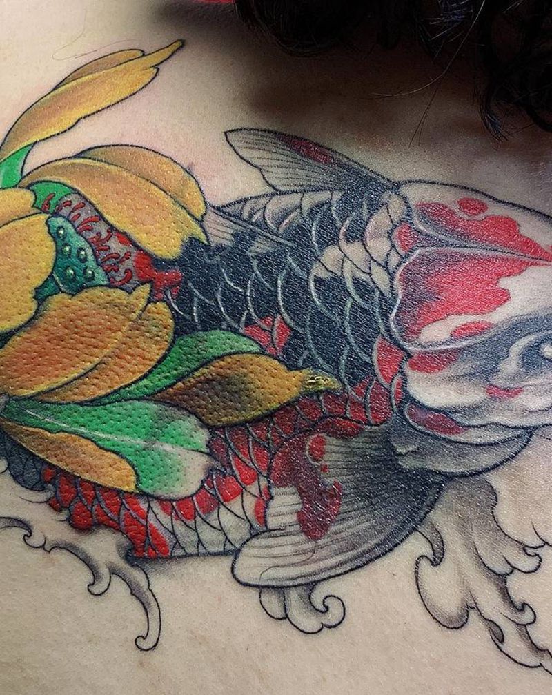 鲤鱼遮盖太阳纹身图片_肩部背部新传统纹身图案