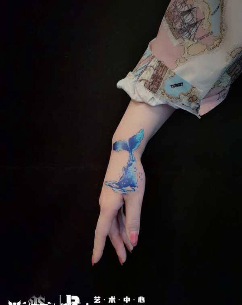 海豚纹身图片_手部纹身图案