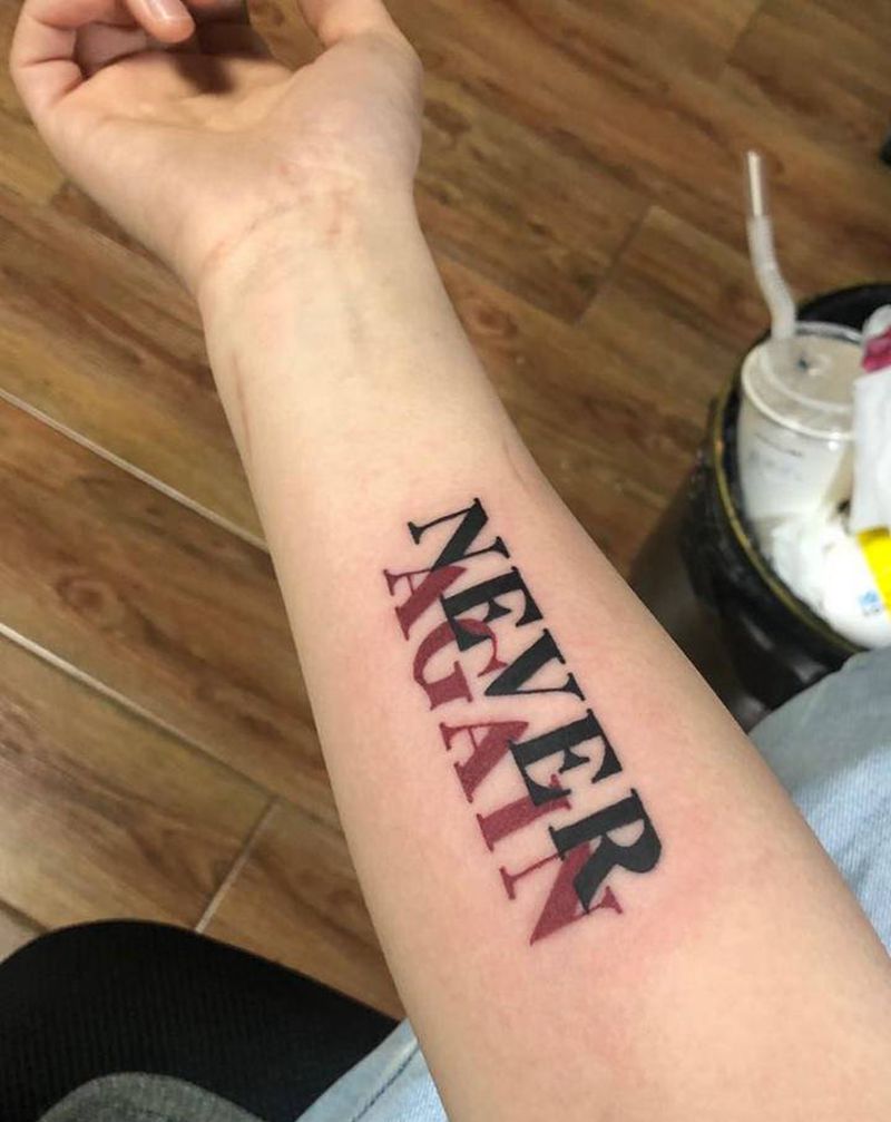 字母 梵花纹身图片_手臂手部花体字点刺纹身图案