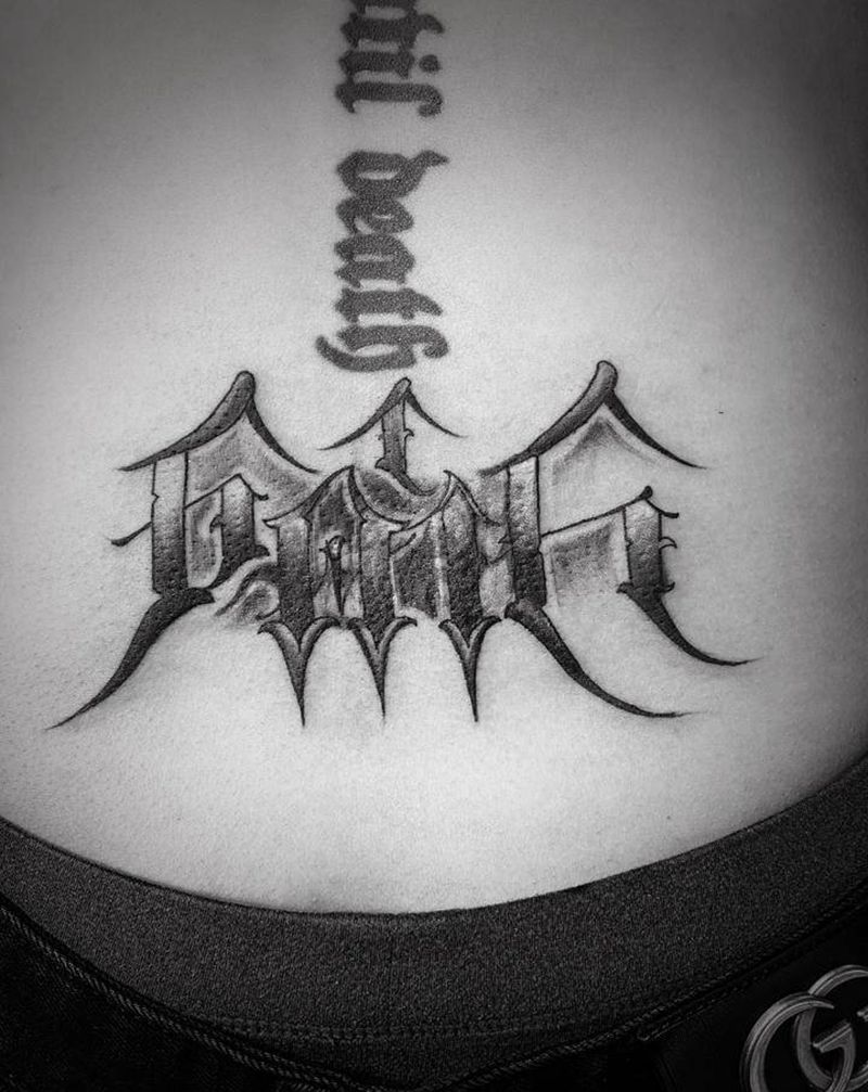 字母纹身图片_腰部花体字纹身图案