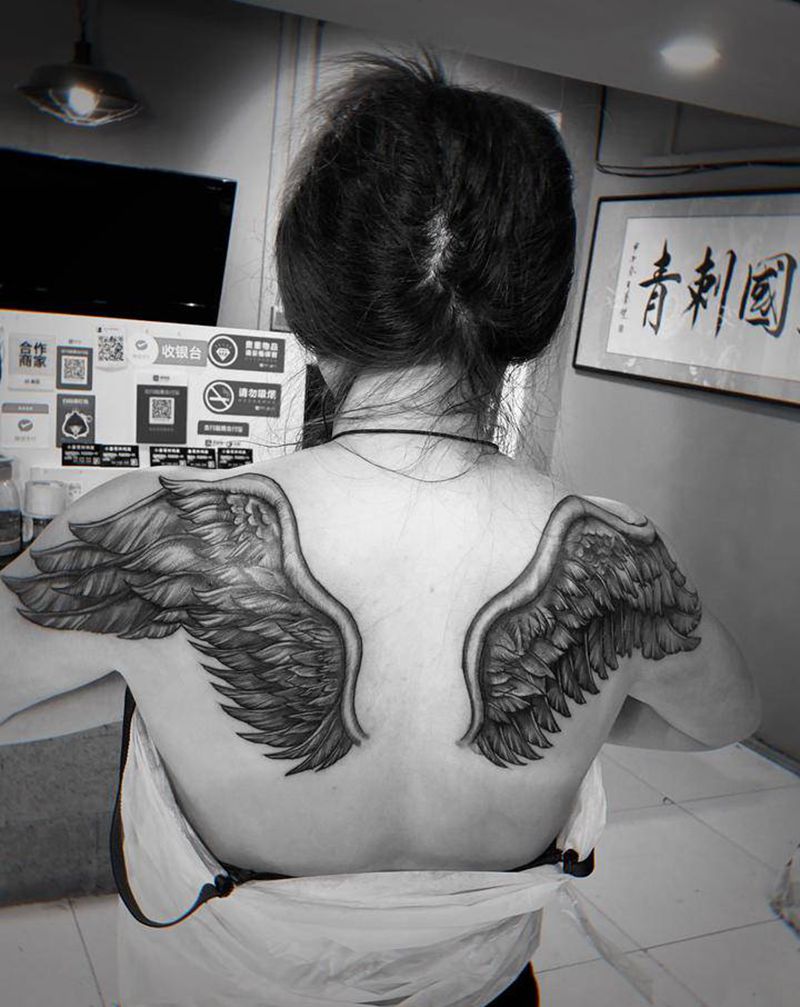 翅膀纹身图片_背部点刺纹身图案