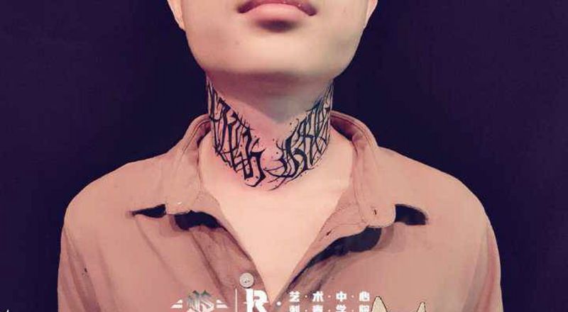 花体字纹身图片_颈部纹身图案