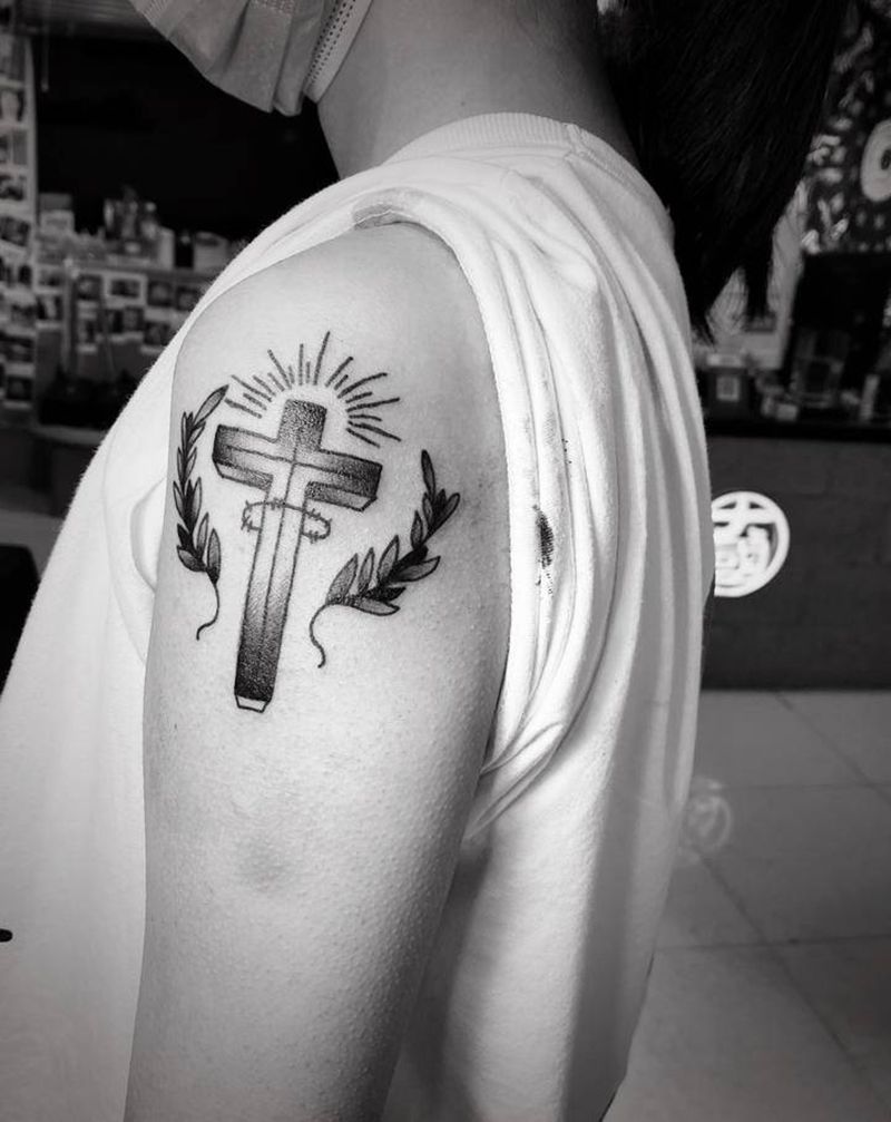 十字架纹身图片_手臂Old School纹身图案