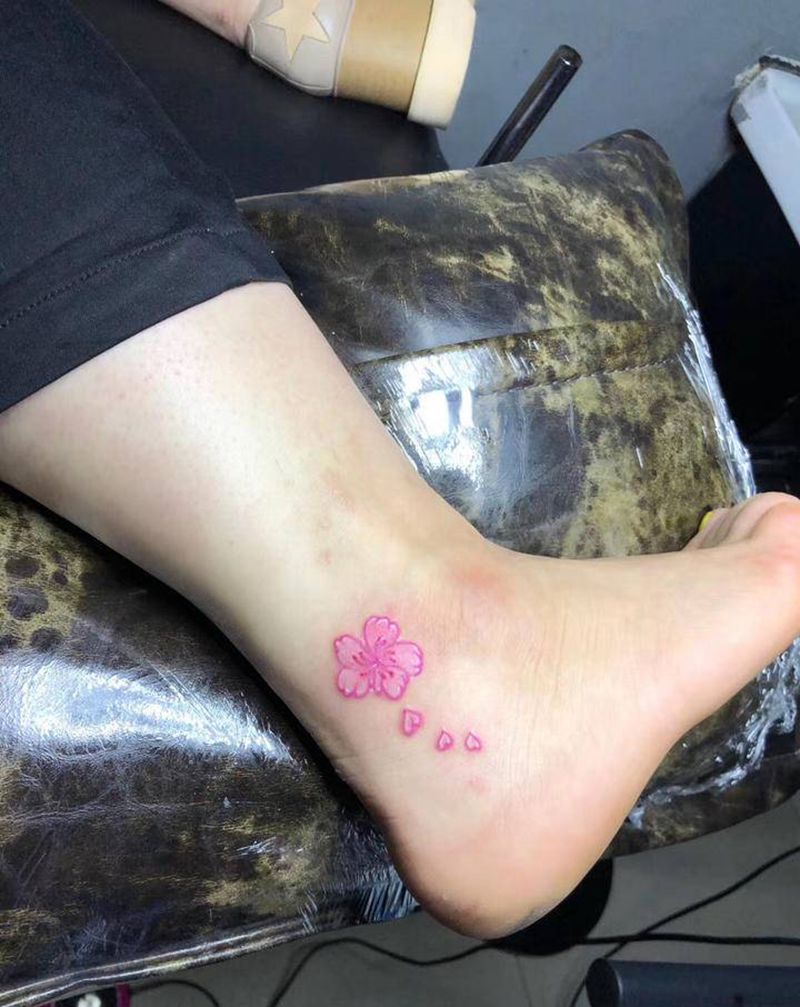 小花纹身图片_脚部纹身图案