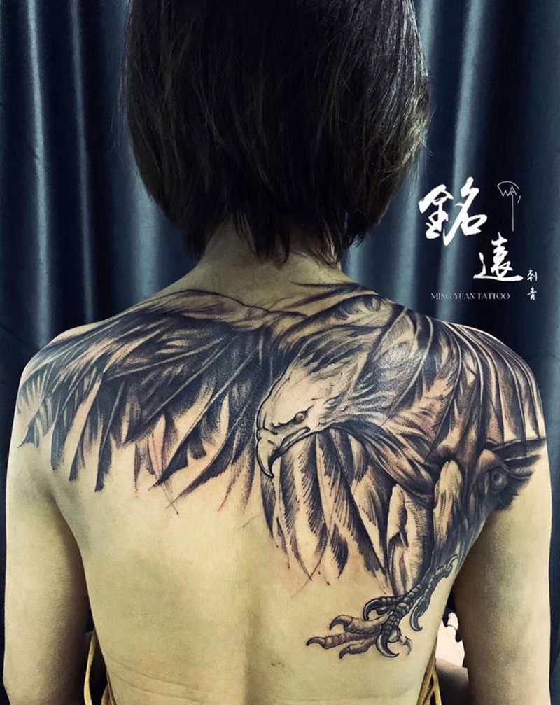 鹰纹身图片_背部纹身图案