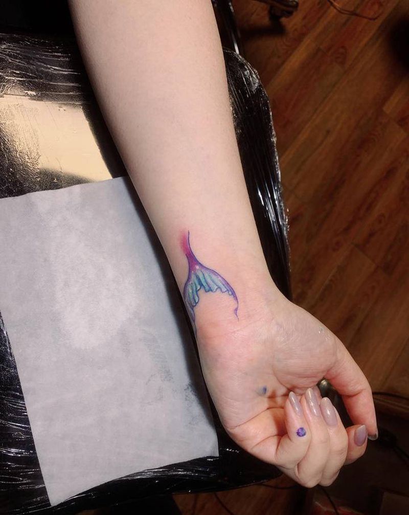 鱼尾巴遮盖纹身图片_手臂水彩纹身图案