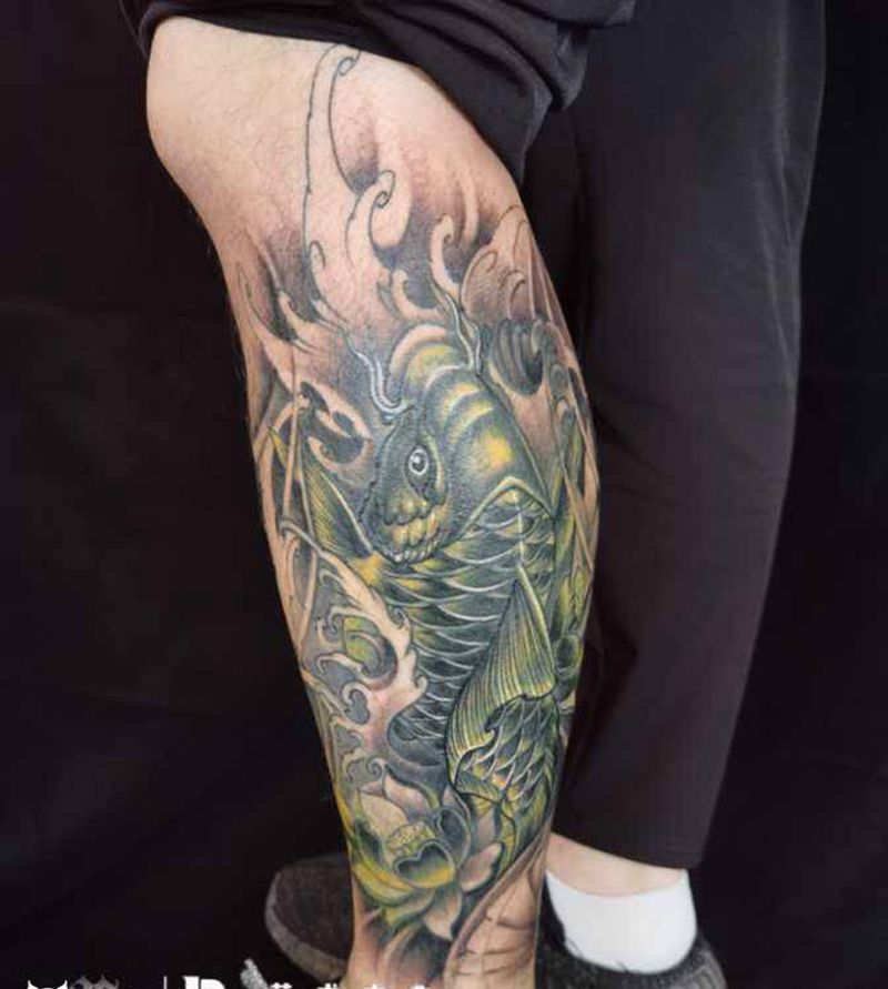 小腿鲤鱼纹身图片_腿部纹身图案
