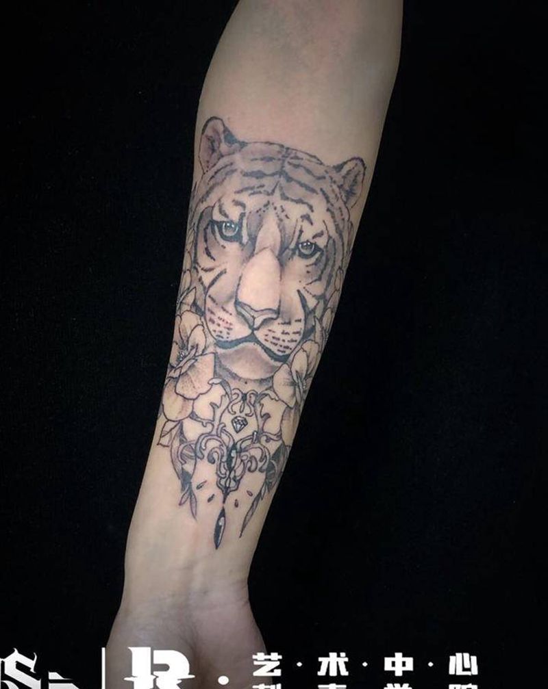 小老虎纹身图片_手臂纹身图案