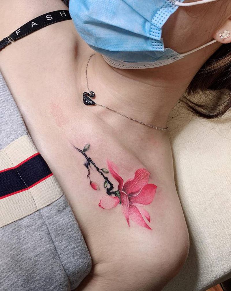 玉兰花遮盖字母纹身图片_胸部水墨纹身图案