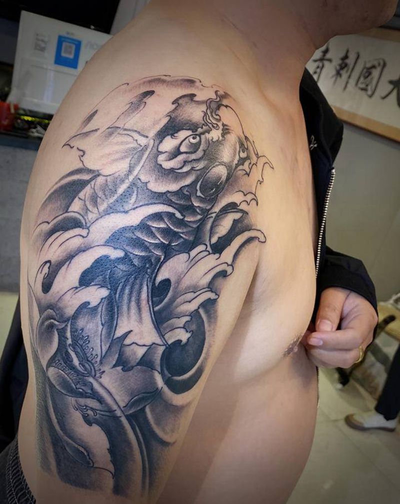 鱼纹身图片_手臂老传统纹身图案