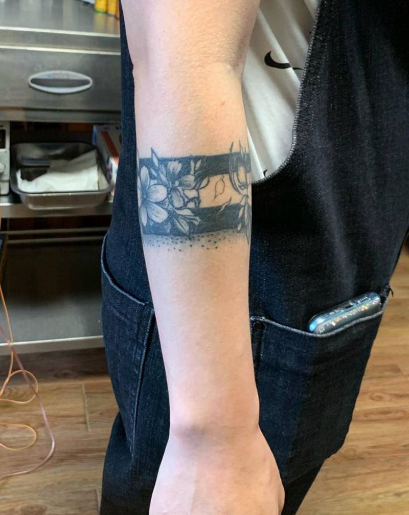 素花修改纹身图片_手臂点刺纹身图案