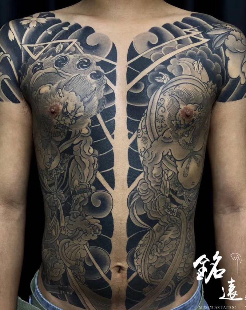 老日式纹身图片_胸部老传统开衫纹身图案