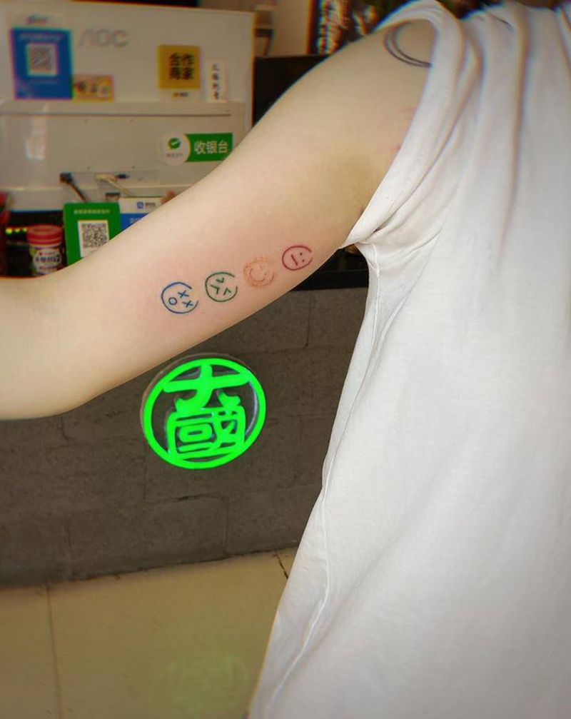 笑纹身图片_手臂水墨纹身图案