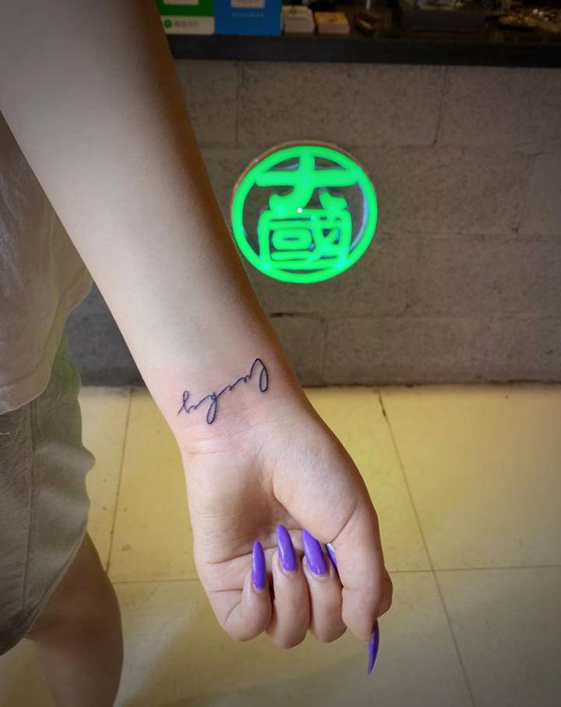 幸运纹身图片_手部水墨纹身图案