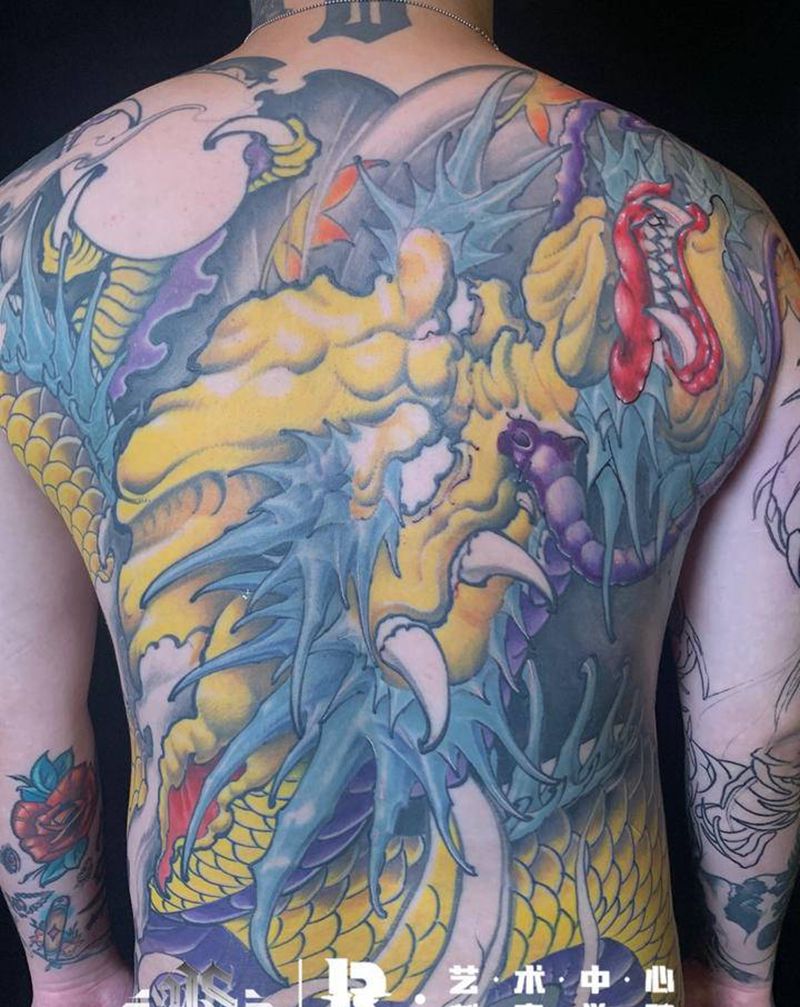 老传统满背龙纹身图片_背部老传统纹身图案