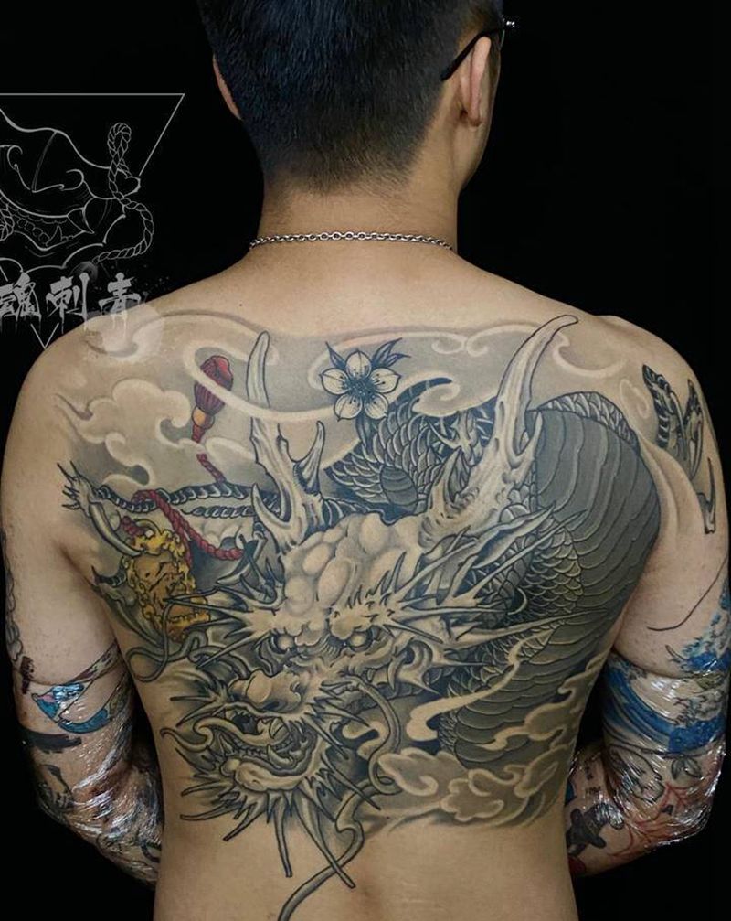 半背龙纹身图片_背部新传统纹身图案