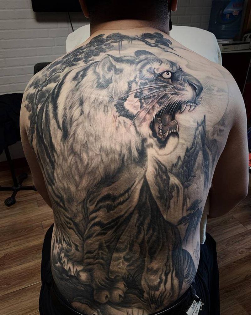 虎啸纹身图片_背部新传统纹身图案