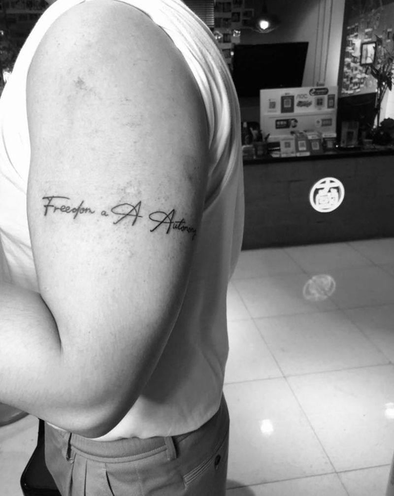 字母纹身图片_手臂点刺纹身图案