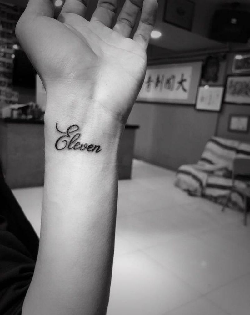 字母纹身图片_手部花体字纹身图案