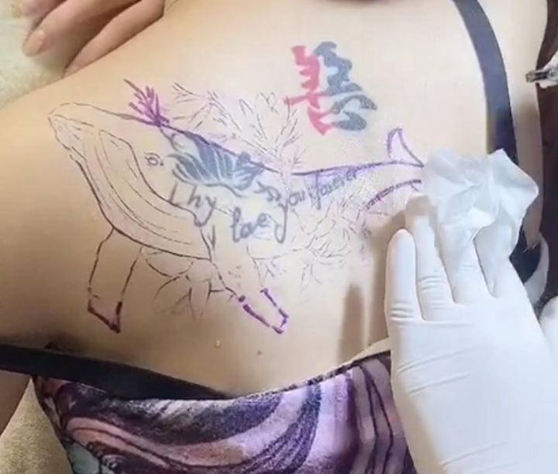 鲸鱼遮盖字母纹身图片_背部水墨鲸鱼纹身图案