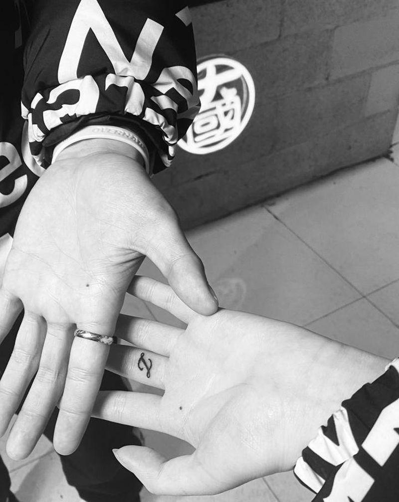 点纹身图片_手部水墨纹身图案