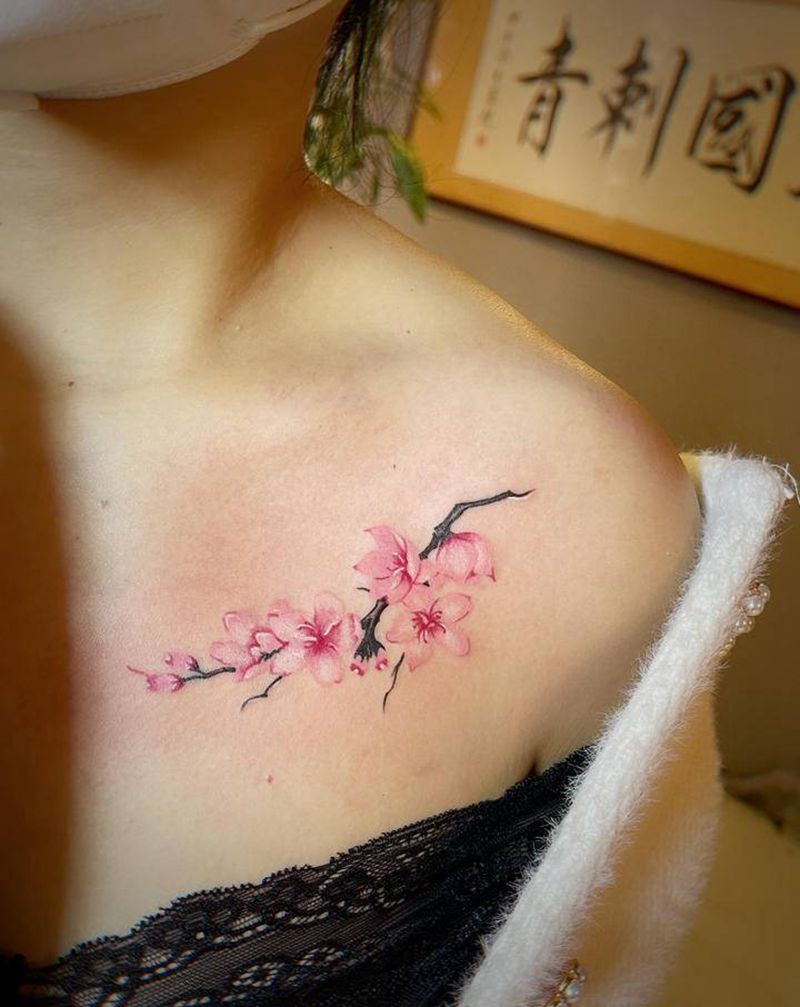 花纹身图片_胸部水彩纹身图案