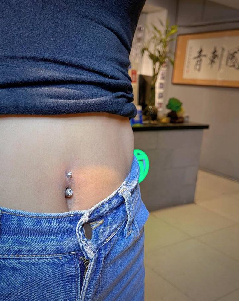 脐钉纹身图片_腹部水彩纹身图案