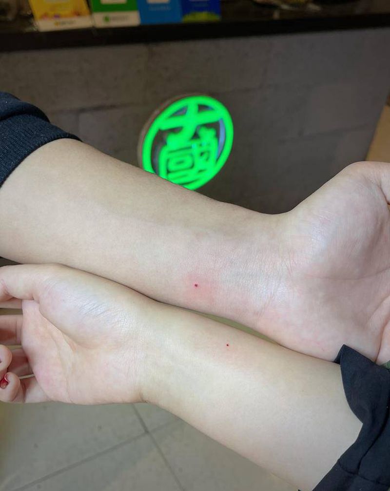 朱砂痣纹身图片_手部图腾纹身图案