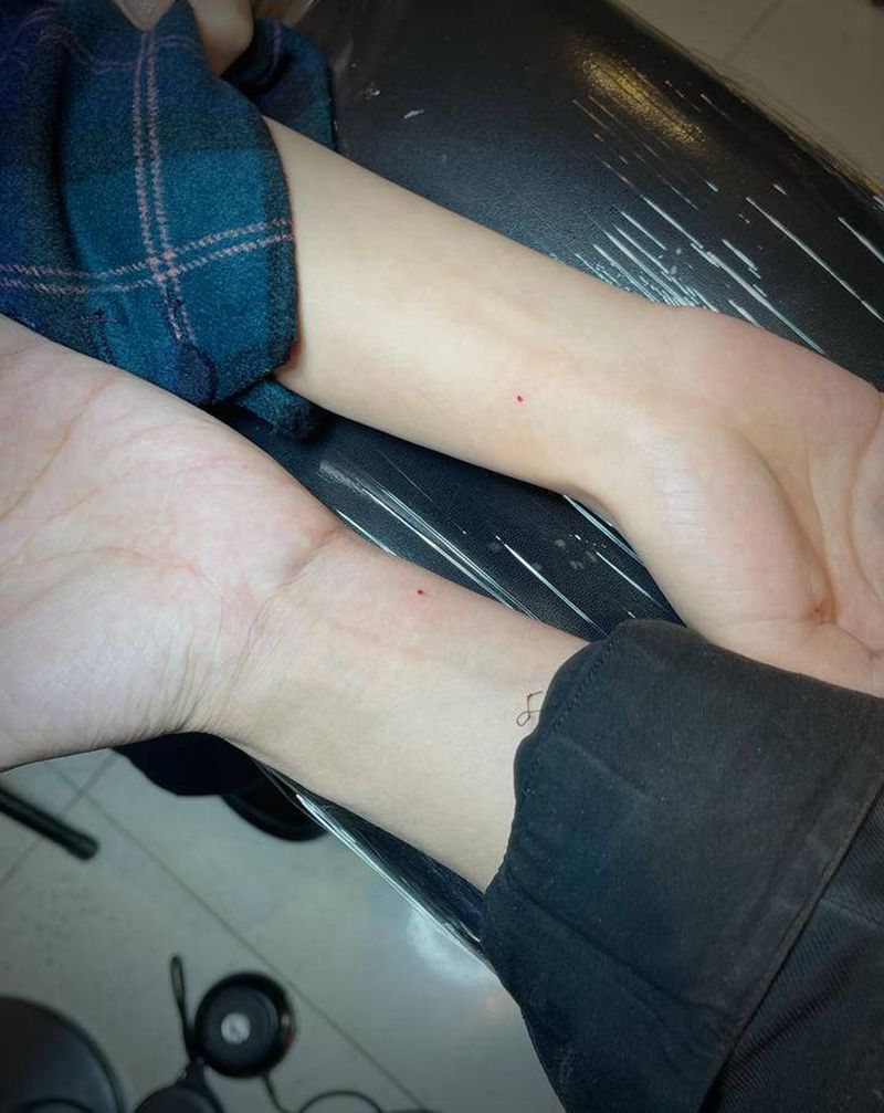 朱砂痣纹身图片_手部点刺纹身图案