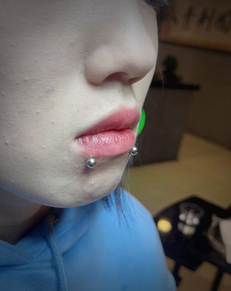 唇钉纹身图片_肩部点刺纹身图案