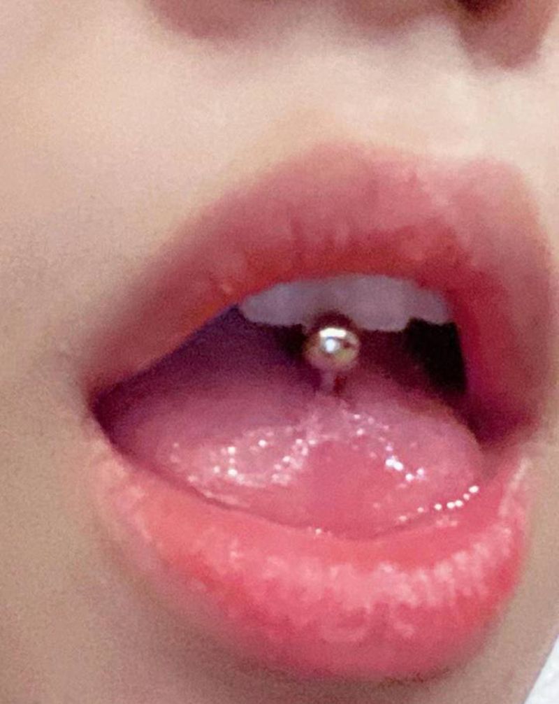 舌钉纹身图片_颈部点刺纹身图案