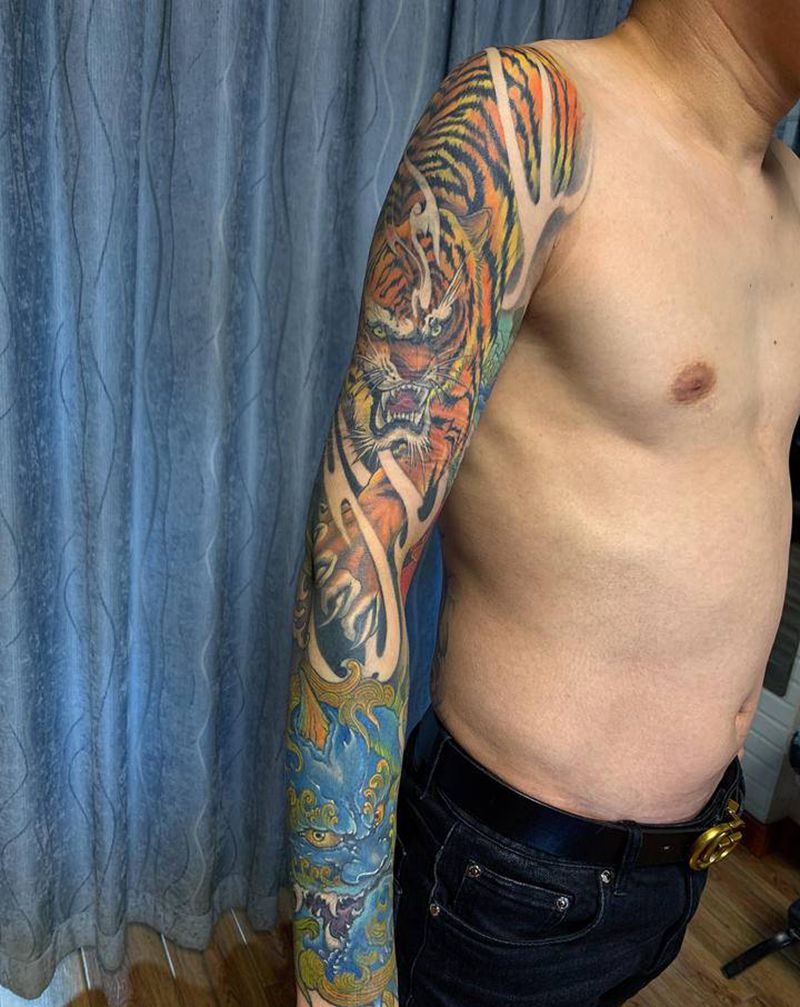 老虎花臂纹身图片_手臂新传统老虎纹身图案