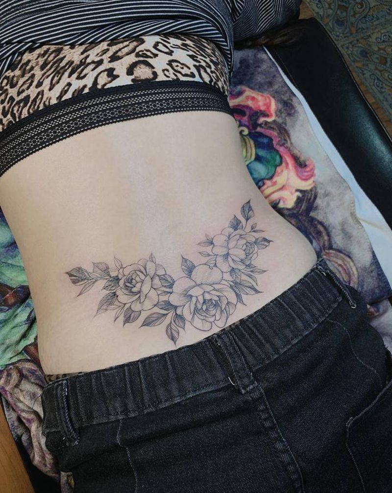 眼部素花纹身图片_腰部点刺素花纹身图案