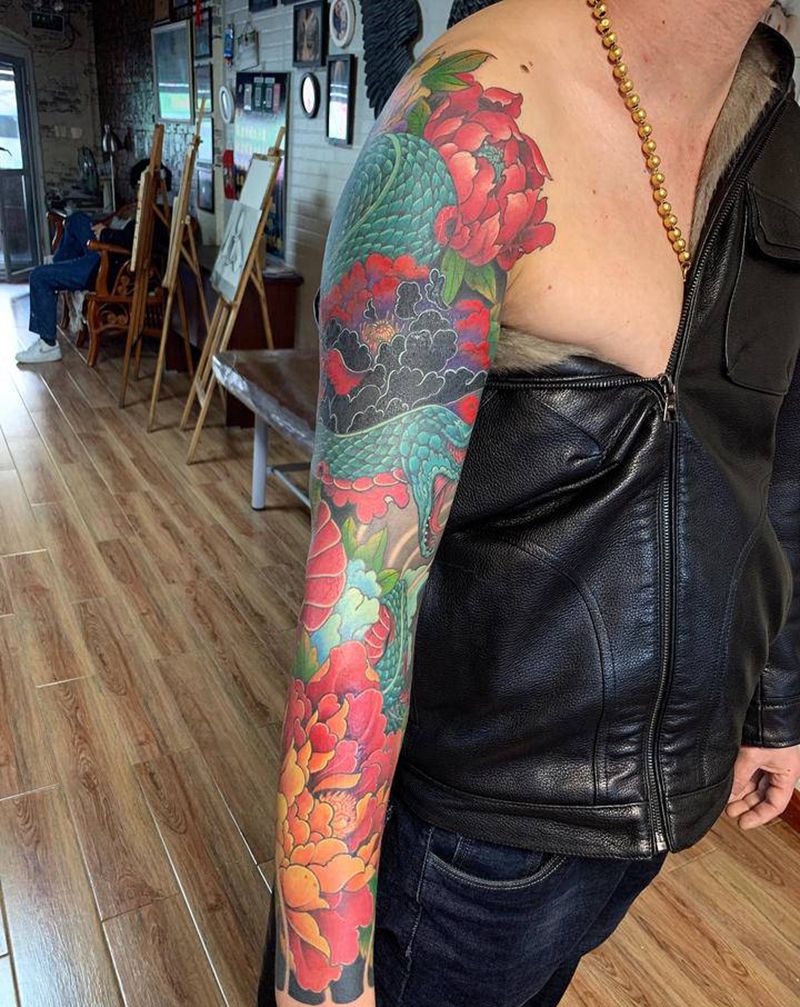 蛇牡丹纹身图片_手臂新传统蛇牡丹纹身图案